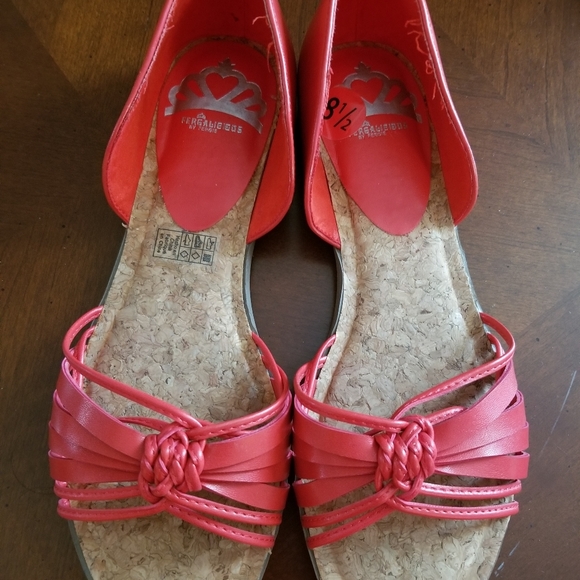 💥Flats (Fergalicious)Sandals - Picture 2 of 2